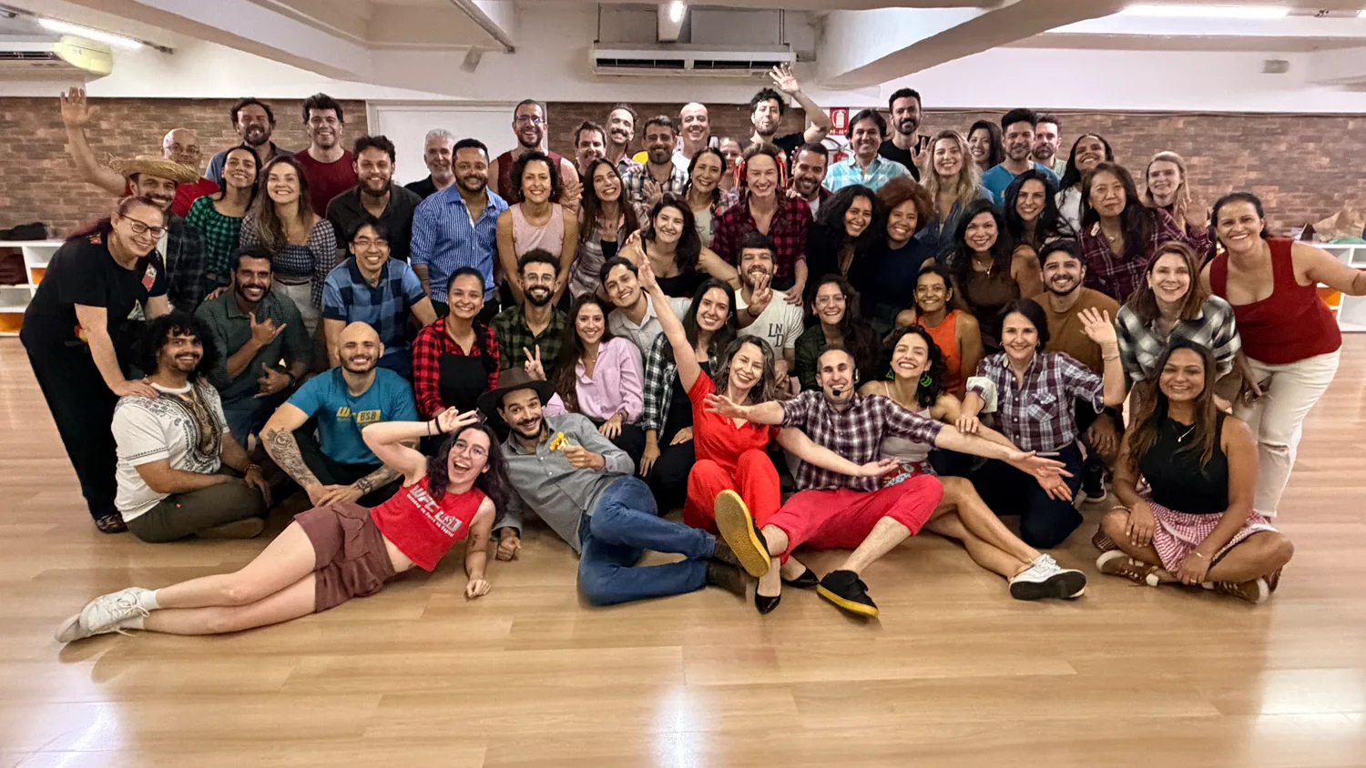 Comunidade de alunos e professores da Lá na Dança no estúdio